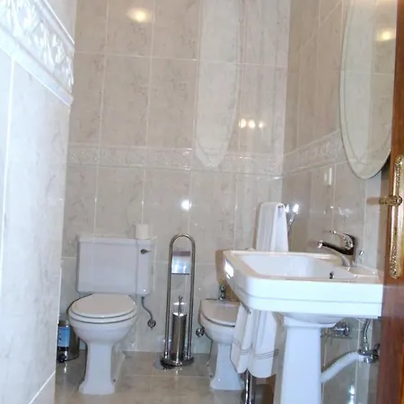 6 Bedrooms With Private Pool Enclosed Garden And Wifi At *